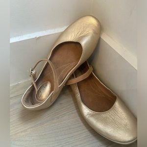 Size 9 Comfy Gold Ballet Flats (Clark’s)